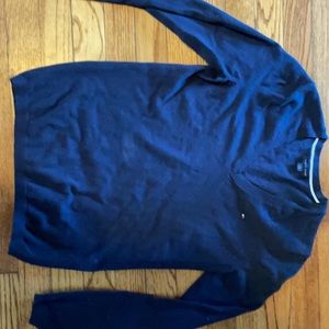 Tommy hilfigure v neck long sleeve. Size small.